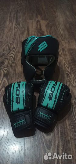Боксерский шлем и перчатки