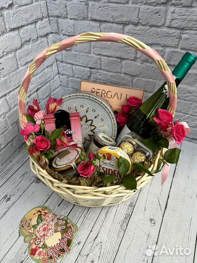 Подарочная корзина, вкусный букет