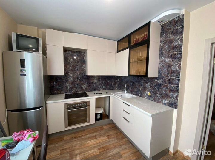 Кухонный фартук из стекла