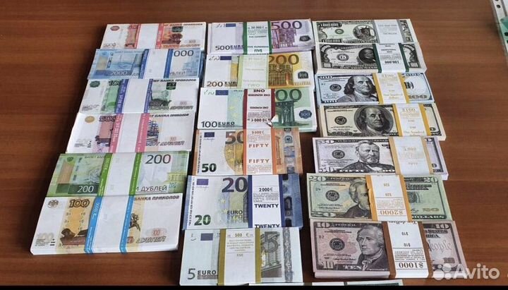 Сувенирные деньги (доллары, евро, рубли)
