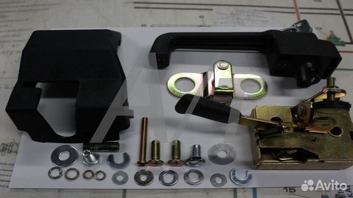 Замок двери и ручка левая Мтз 85 6105010