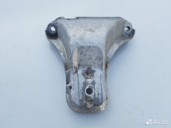 Кронштейн двигателя правый Audi 80 B3