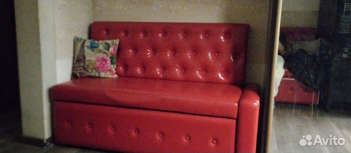 Кожаный диван Красный