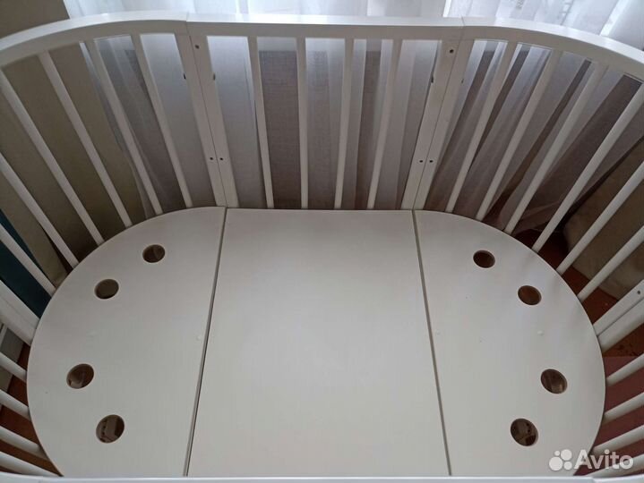 Детская кроватка с маятником круглая