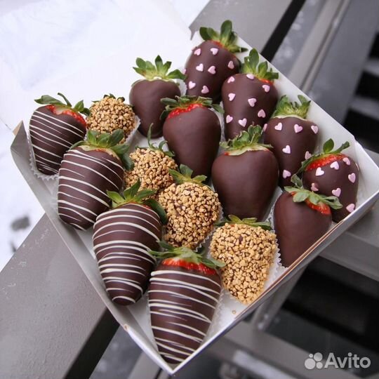 Клубника в темном шоколаде, в горьком шоколаде