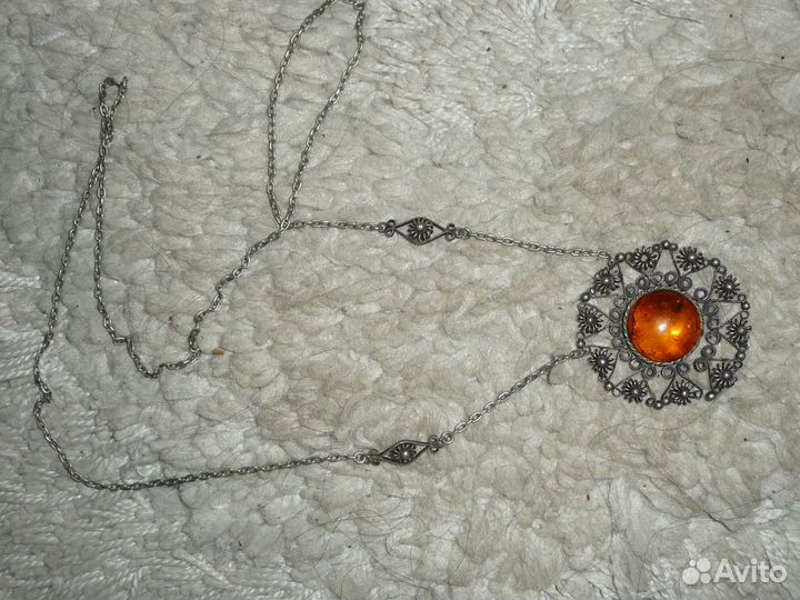Старинная цепочка с кулоном из янтаря