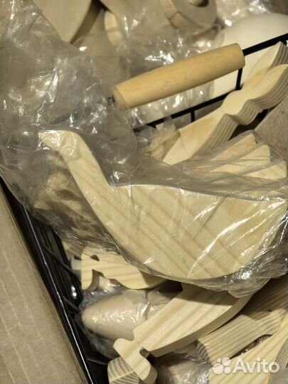 Много деревянных заготовок для Пасхи из дерева