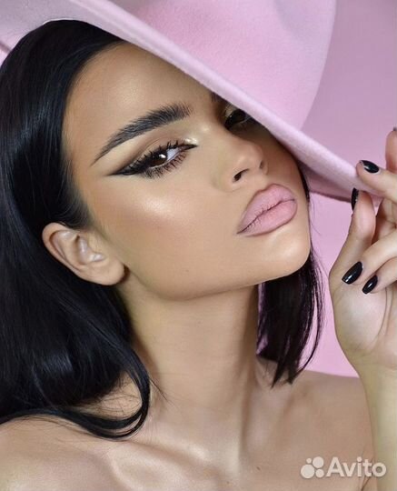 Модель на макияж