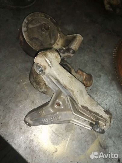 Подушка кронштейн МКПП митсубиси каризма 1.6