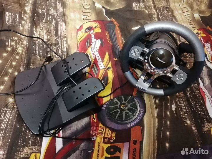Игровой руль с педалями