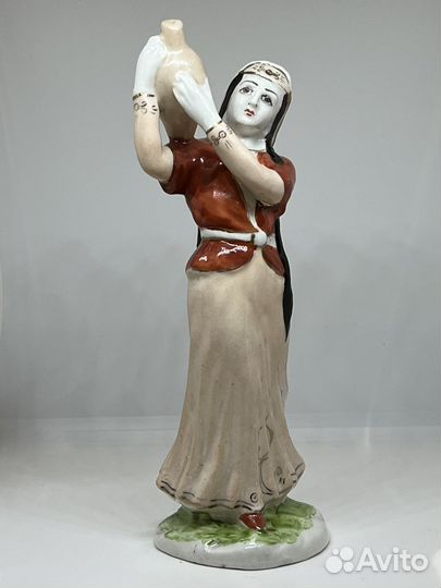 Статуэтка фарфор девушка С кувшином Ереван СССР