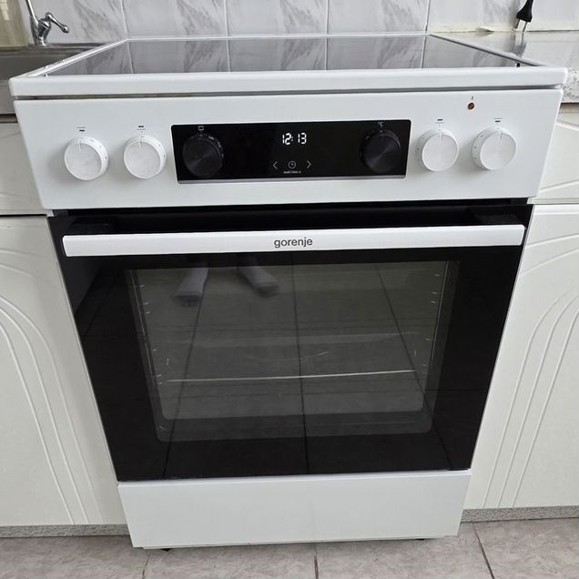 Продаю электрическую плиту Gorenje gecs6C70WC