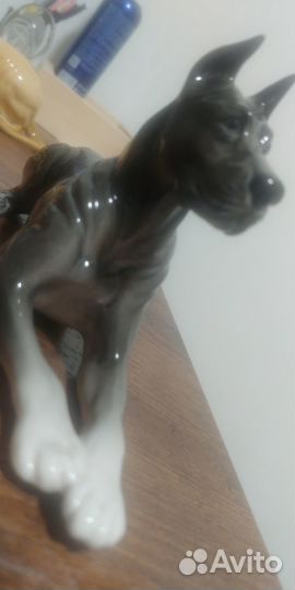 Фарфоровая статуэтка собаки дог