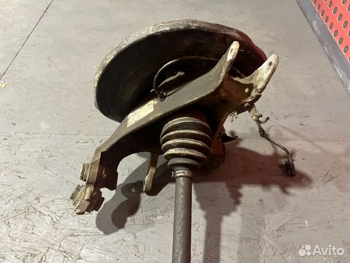 Кулак задний правый Land Rover Range Rover Vogue