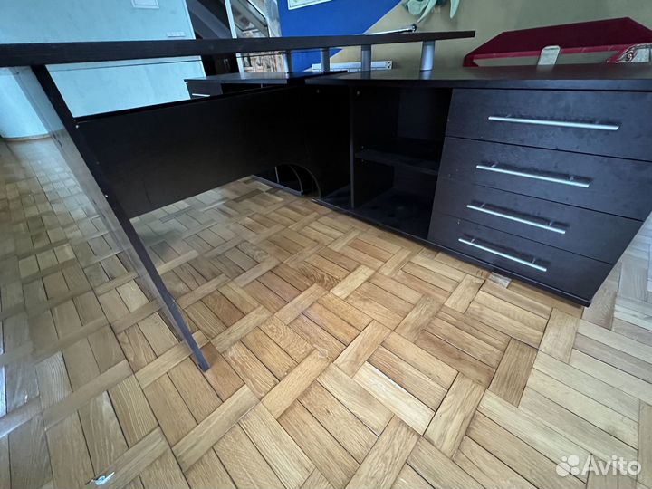 Угловой письменный стол с полками