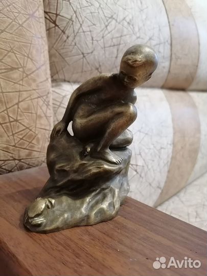 Бронзовая редкая статуэтка Мальчик с крабом
