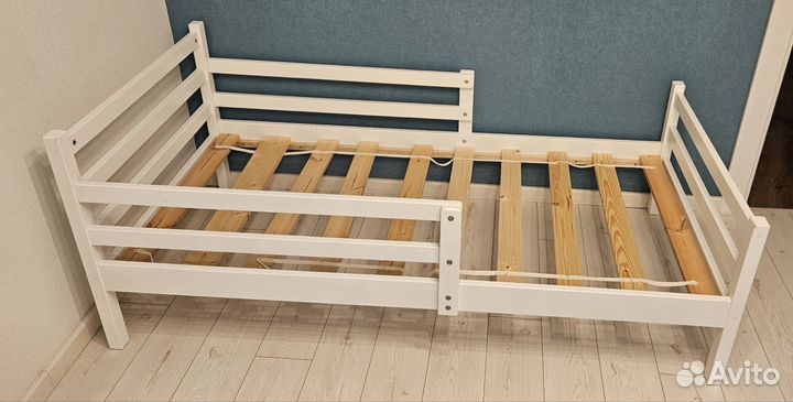 Детская кровать,матрас,2 чехла