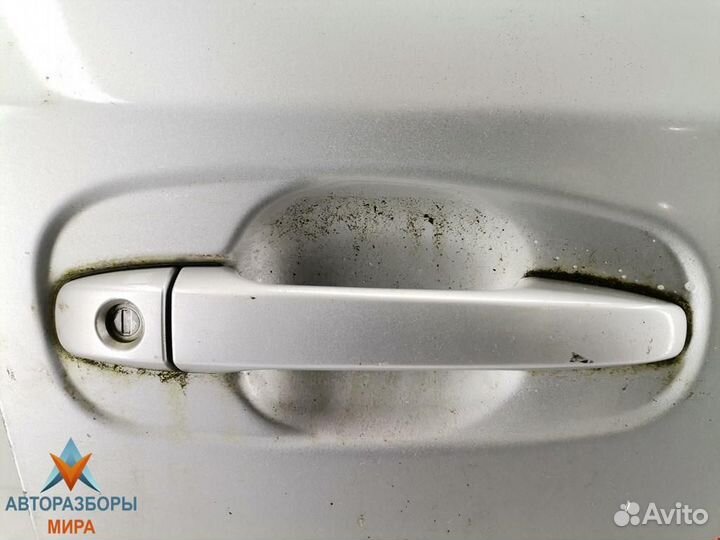 Обшивка двери передняя правая Toyota Avensis