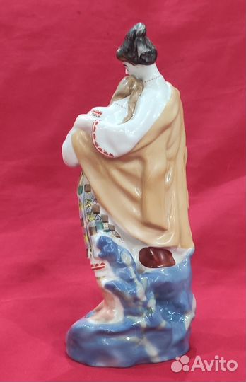Статуэтка фарфоровая. Майская ночь. СССР