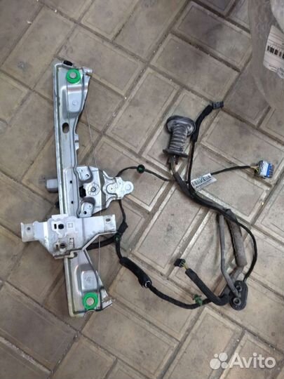 Стеклоподъемник Peugeot 408