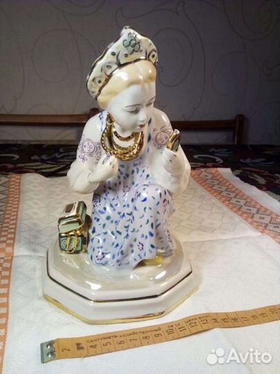 Малахитовая шкатулка. Девушка с зеркалом