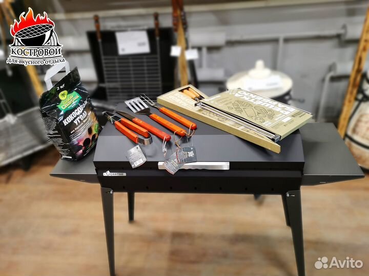 Мангал с крышкой,шампурами, решеткой и аксессуарам