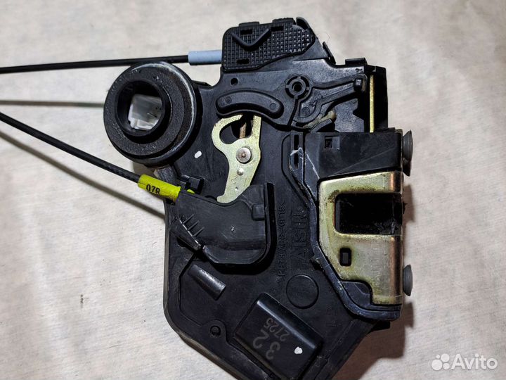 Замок двери задний левый Toyota Premio T240