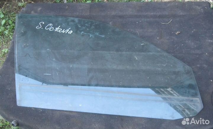 Стекло передней R двери Skoda Octavia