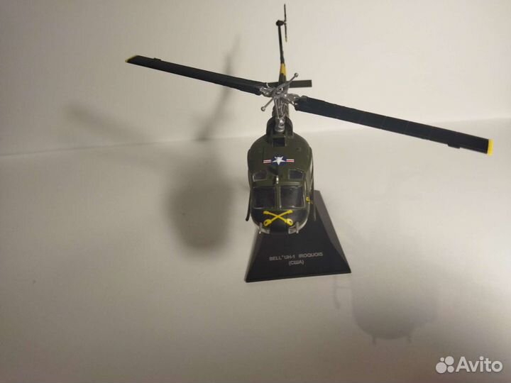 Коллекционная модель вертолёта bell uh-1 1/72