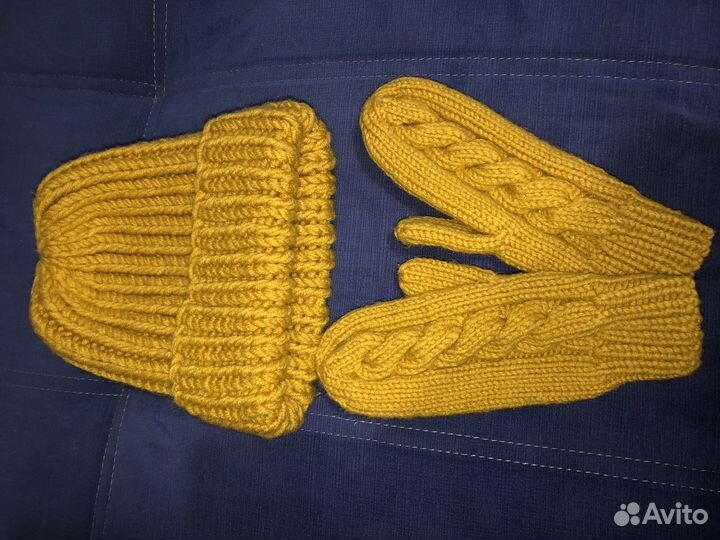 Шапка и варежки женская