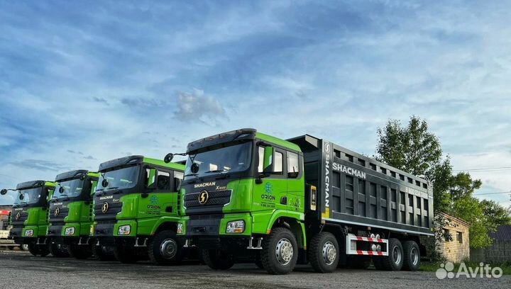 Водитель на самосвал / Грузовой самосвал