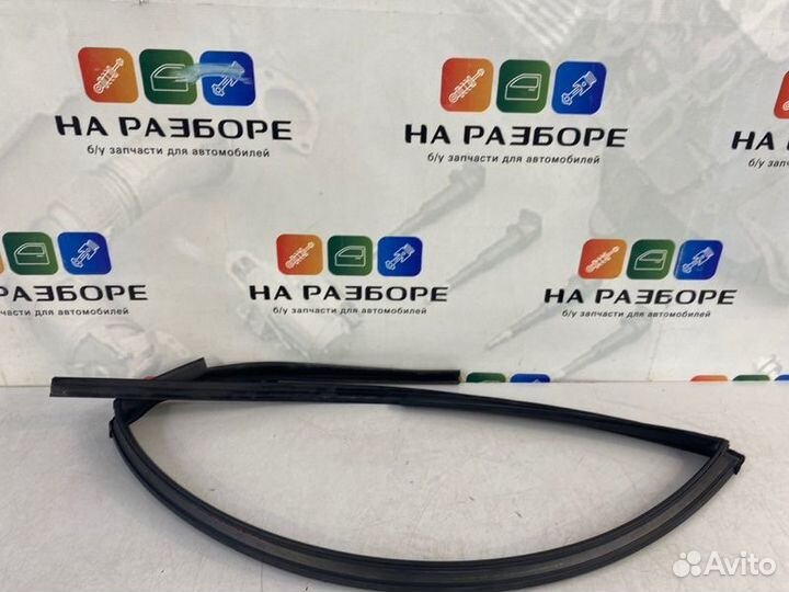 Уплотнительная резинка стекла двери передняя левая