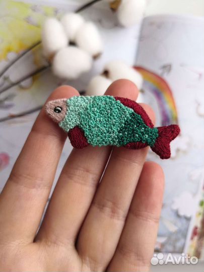 Броши-рыбки, ручная вышивка