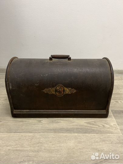 Старая швейная машинка Зингер