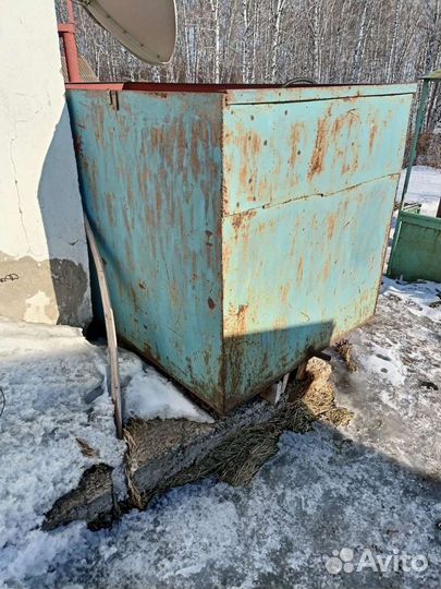 Металлический бак для воды