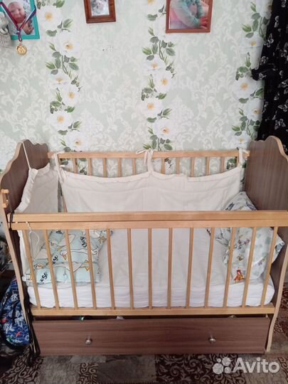 Детская кроватка с маятником и ящиком