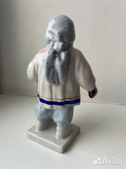 Статуэтка фарфоровая Укутыш (Девочка с муфтой) вин