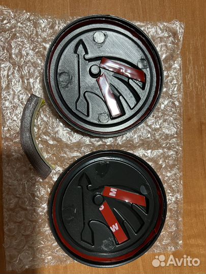 Накладки на эмблемы skoda чёрные (матовые)