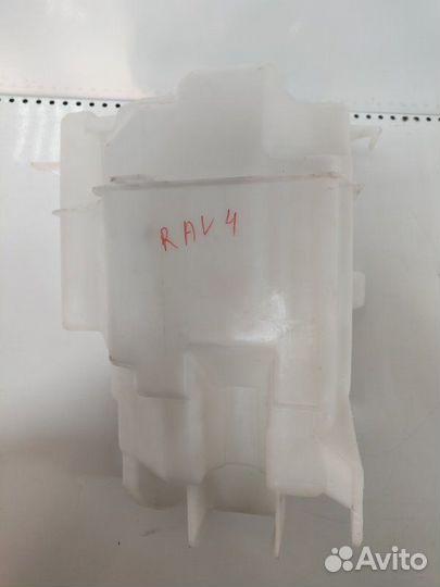 Бачок омывателя Toyota Rav4 05-12