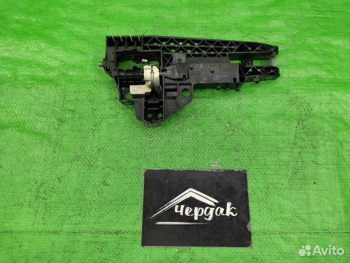 Кронштейн ручки перед. лев двери Audi Q5/A4/A5