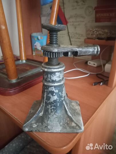 Домкрат винтовой