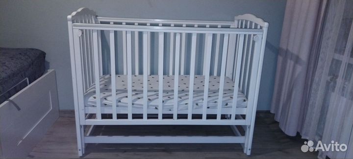 Детская кроватка с продольным маятником