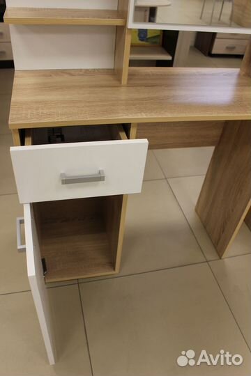 Макияжный стол