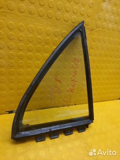 Стекло боковое заднее правое Toyota Corolla 120