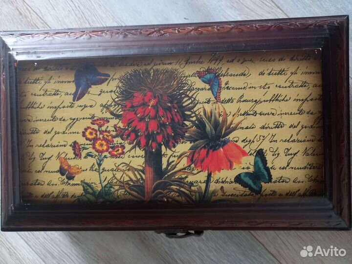 Деревянная шкатулка