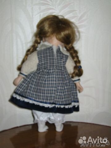 Кукла фарфоровая