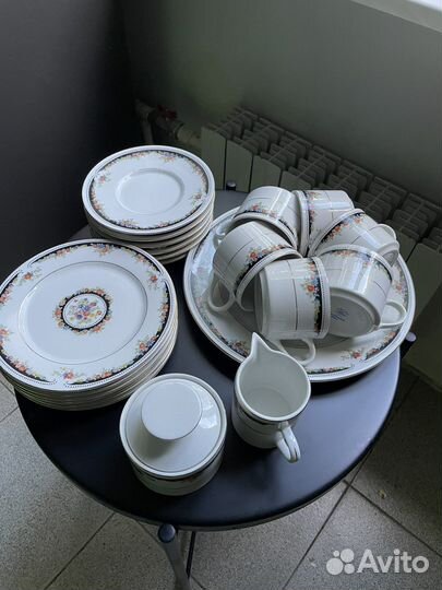Предметы чайного сервиза с цветочным узором