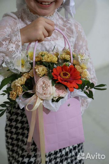 Композиция из цветов в сумочке на 1 сентября