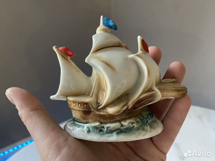 Фарфоровая статуэтка 