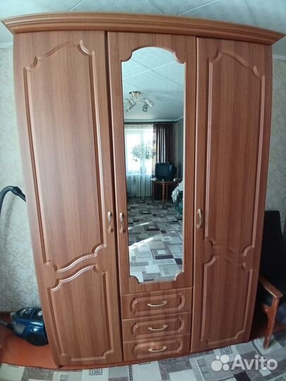 Диван, шкаф, кухонный стол, кушетка